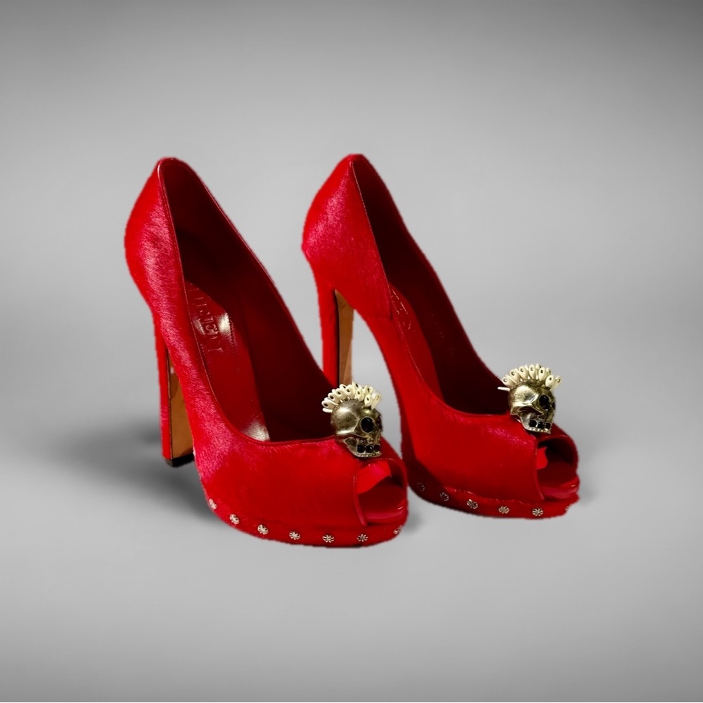 Alexander McQueen Red Suede Skull Embellished Peep Toe Pumps Size 38 - Picture 2 of 13